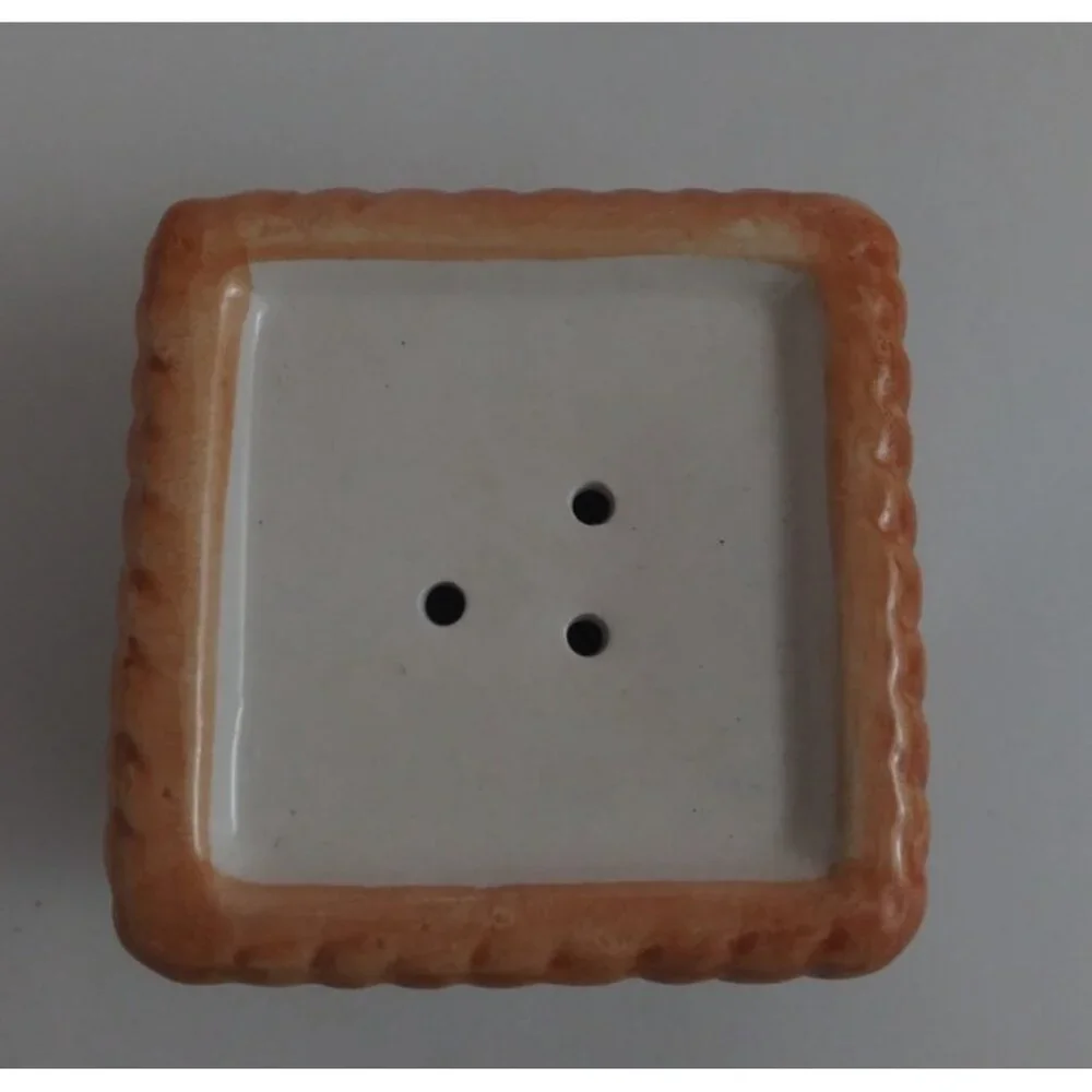 Vintage Basket Of Strawberries Salt & Pepper Shakers - Picture 7 of 11